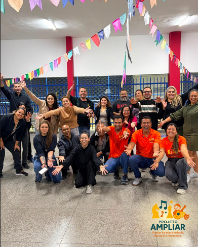 Equipe de educadores do Projeto Ampliar reunida no polo